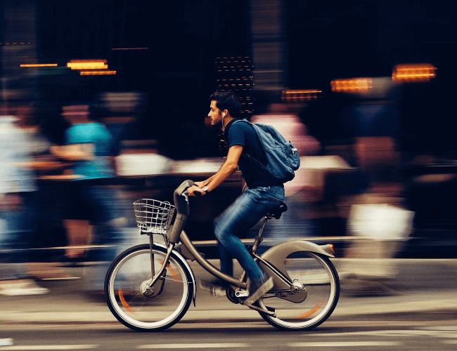 Fahrradfahrer bewegt sich und schafft Bewegung im Onlineshop